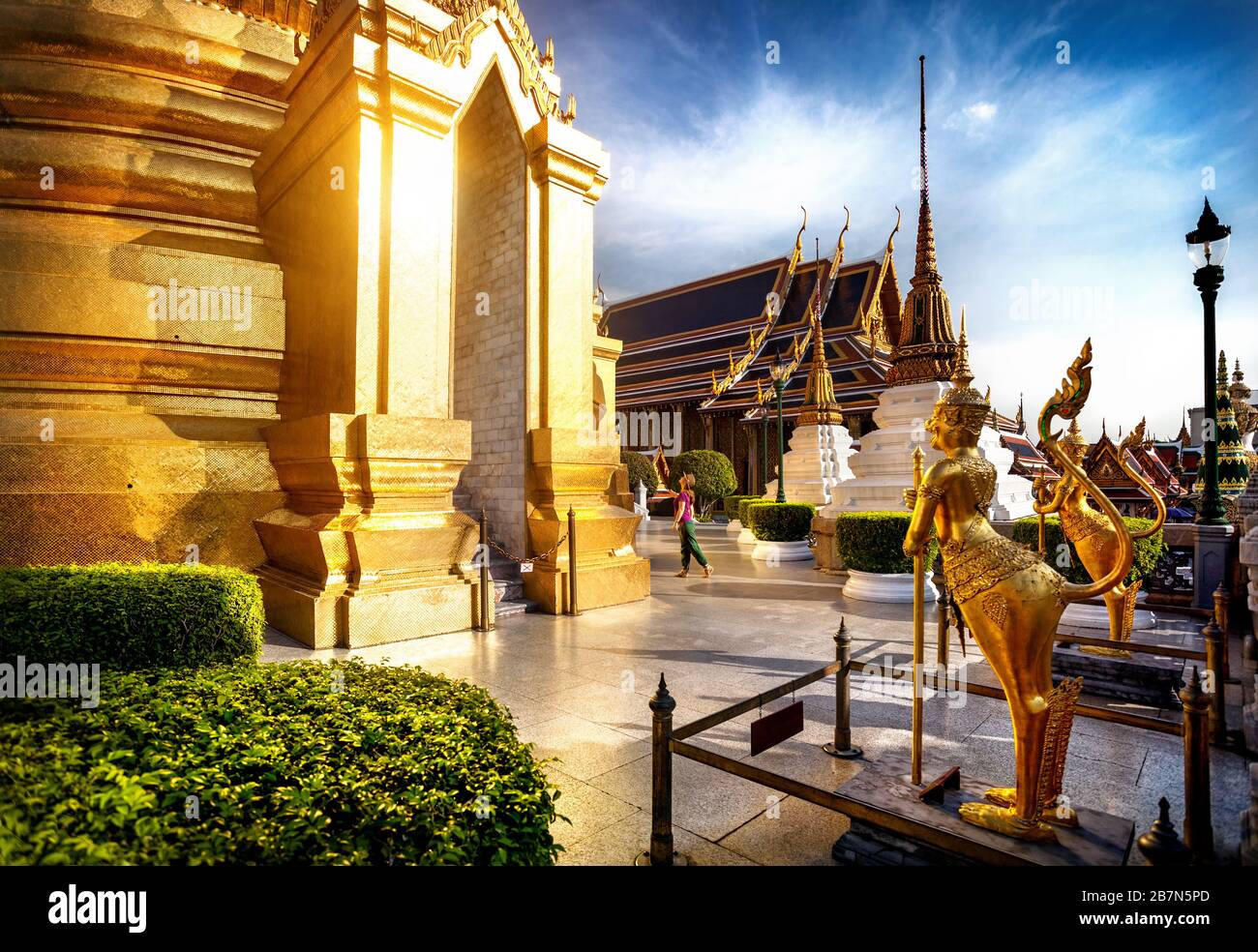 Donna passeggiate turistiche nel Tempio del Buddha di Smeraldo con Stupa dorato a Bangkok, in Thailandia Foto Stock