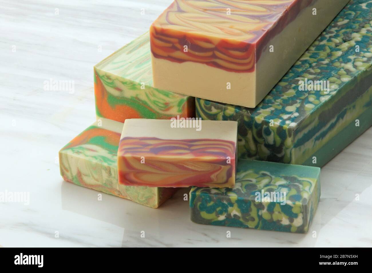3 blocchi di sapone artigianale sul display Foto Stock