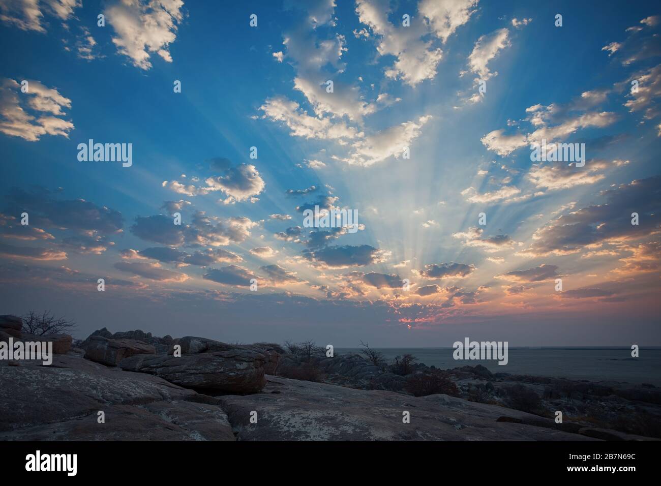 Alba sull'isola di Kubu Foto Stock