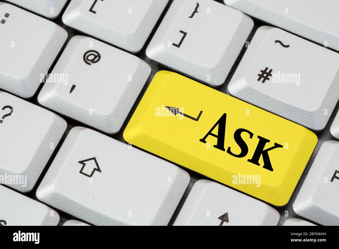 Una tastiera con la parola Ask scritta in nero su un tasto giallo invio. Concetto di Search Engine. Inghilterra, Regno Unito, Gran Bretagna Foto Stock