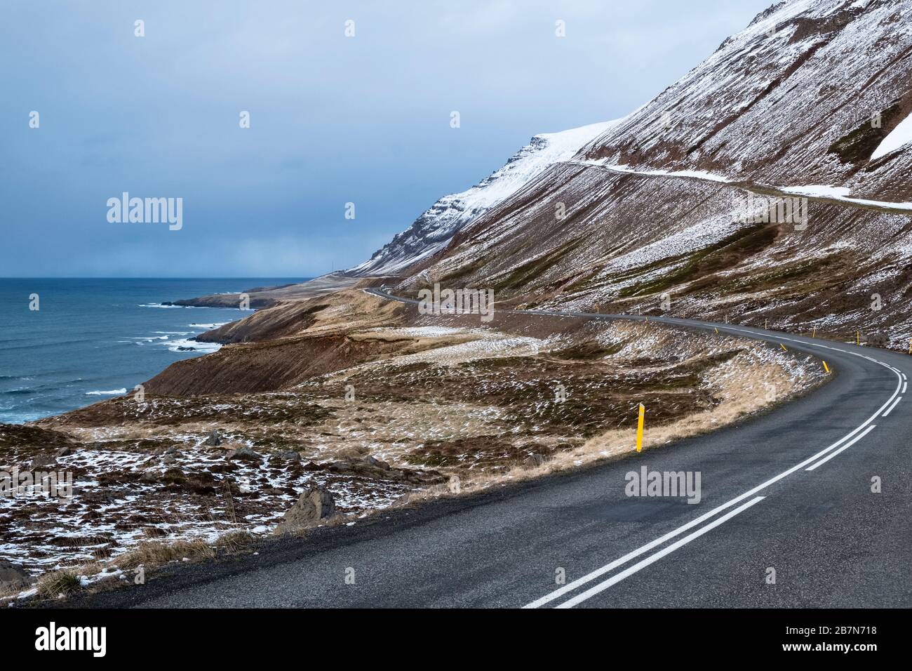 La strada costiera solitaria per Trollaskagi nel nord-ovest dell'Islanda, a metà maggio Foto Stock