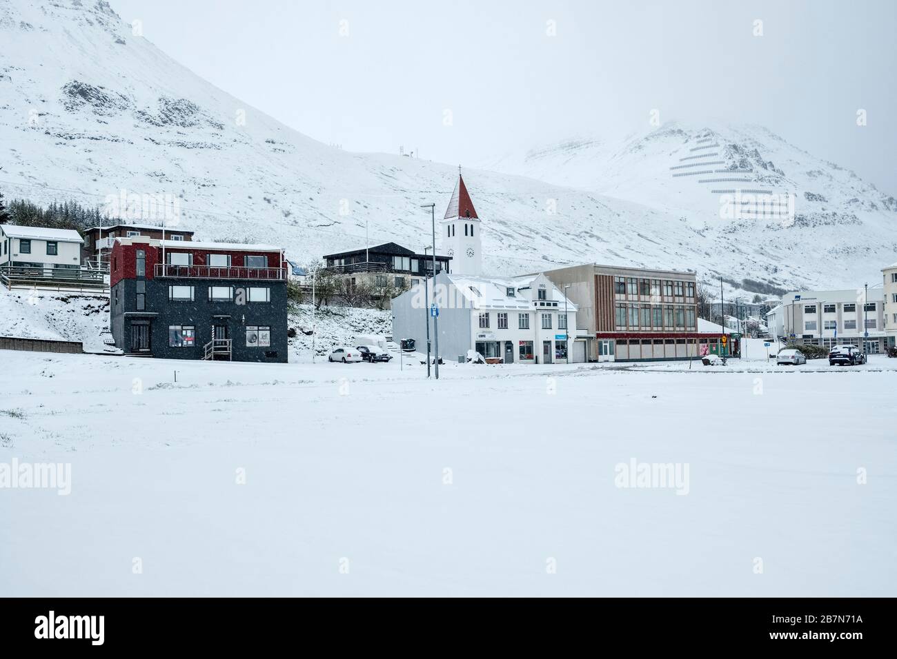 Nevoso tempo primaverile a metà maggio nella piccola città di pescatori di Siglufjörður nel nord dell'Islanda Foto Stock