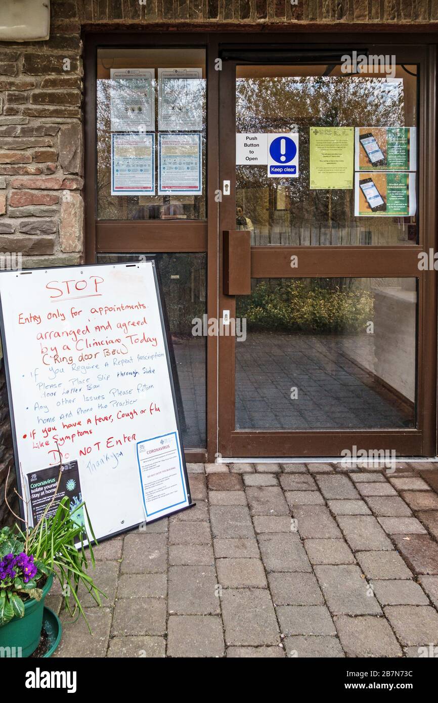 Avviso al di fuori della chirurgia del medico che dichiara che l'ingresso è solo su appuntamento, nella piccola città di confine di Presteigne, Powys, Galles, Regno Unito Foto Stock