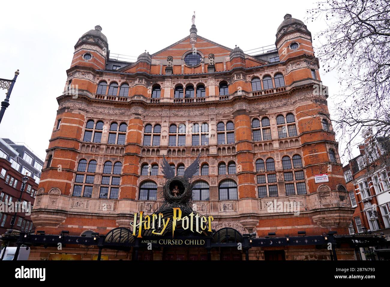 Harry Potter e la segnaletica per bambini maledetti al Palace Theatre il giorno dopo che il primo ministro Boris Johnson ha invitato le persone a stare lontano da pub, club e teatri, lavorare da casa se possibile ed evitare tutti i contatti non essenziali e viaggiare per ridurre l'impatto della pandemia di coronavirus. Foto Stock