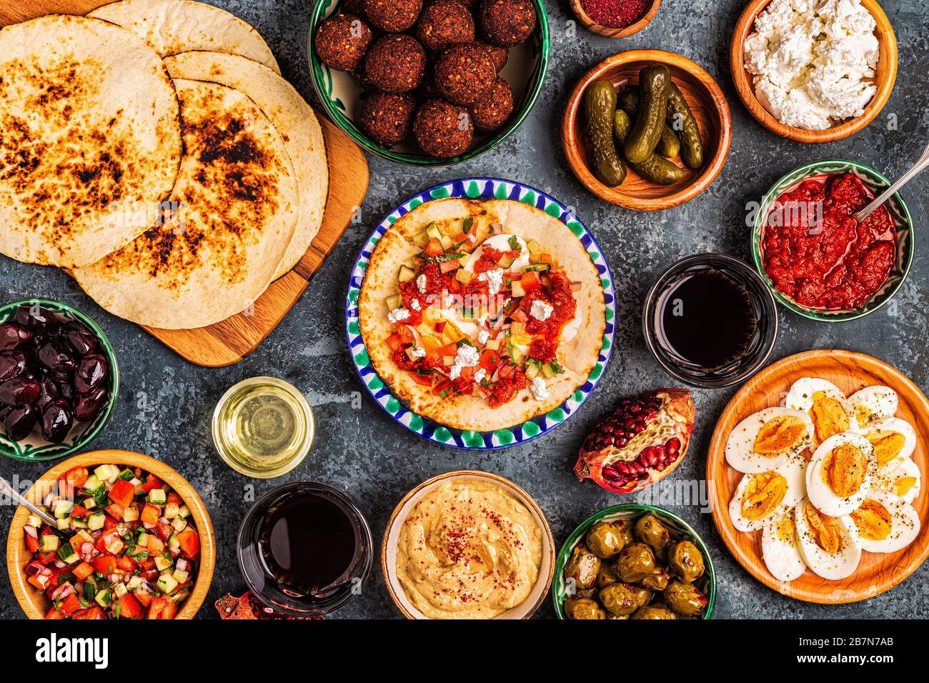 Piatti tradizionali della cucina israeliana e mediorientale - malavach con  diverse rifilature, vista dall'alto Foto stock - Alamy