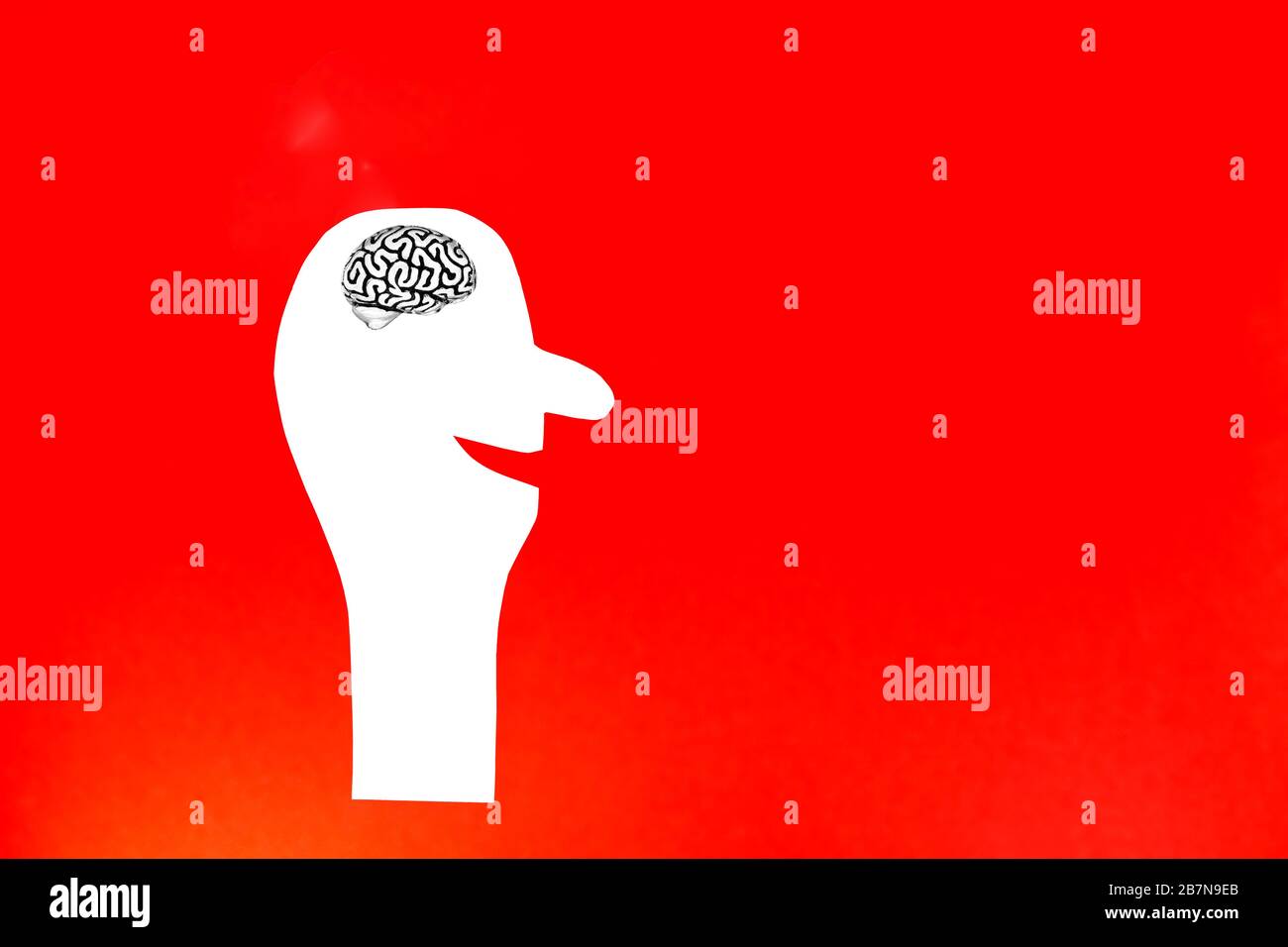 Silhouette bianca di una persona sorridente tagliata di carta contenente un modello metallico di un cervello umano con pieghe e un cervelletto all'interno della testa. Foto Stock