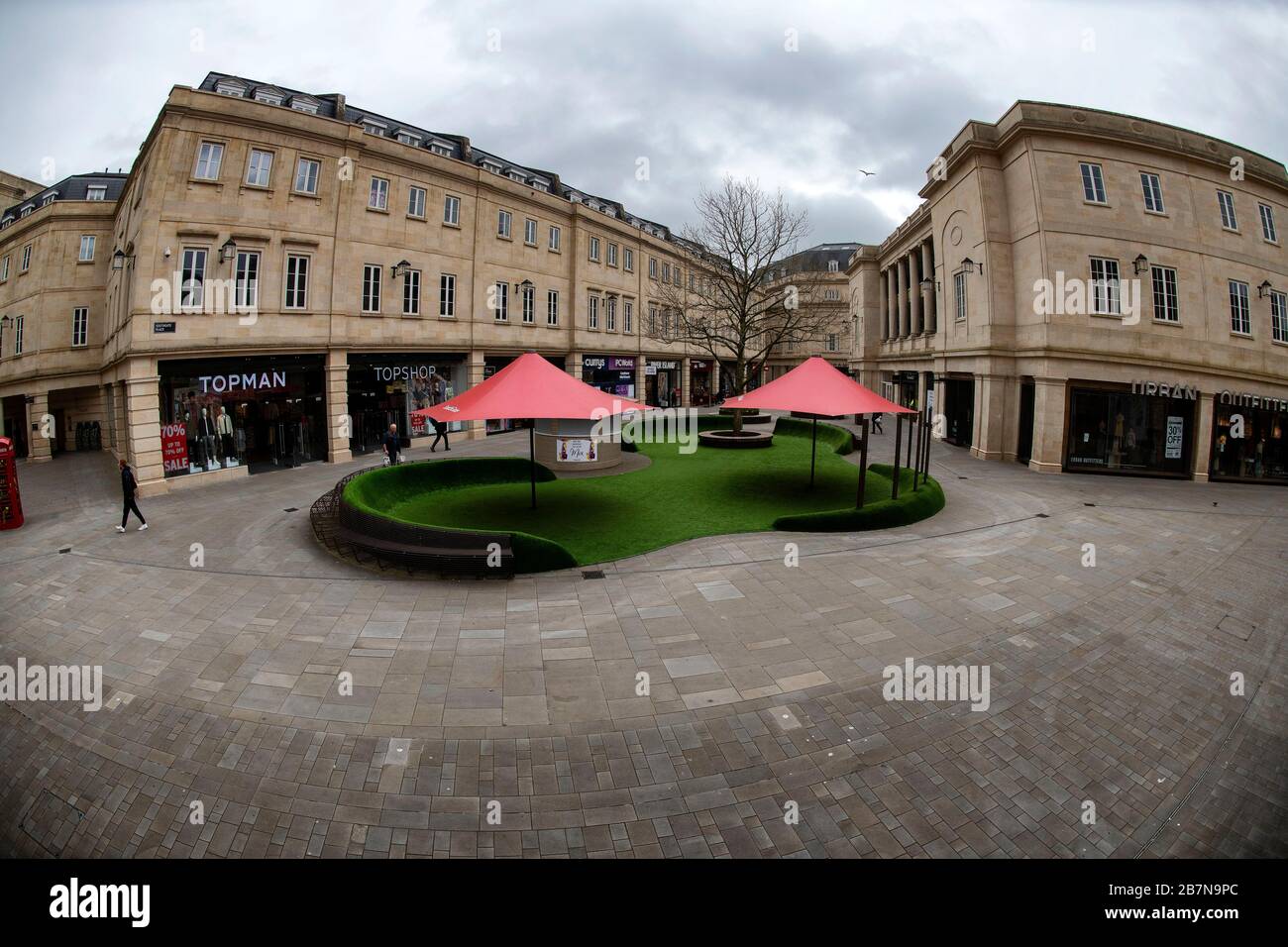 Un centro commerciale molto tranquillo Southgate a Bath, Somerset, dopo che il governo britannico ha annunciato misure più severe per combattere l'epidemia di coronavirus. Foto Stock