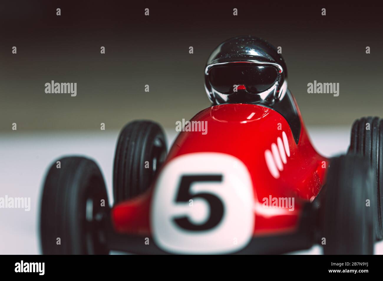 Casco luminoso in argento su un giocattolo rosso vintage auto Foto Stock