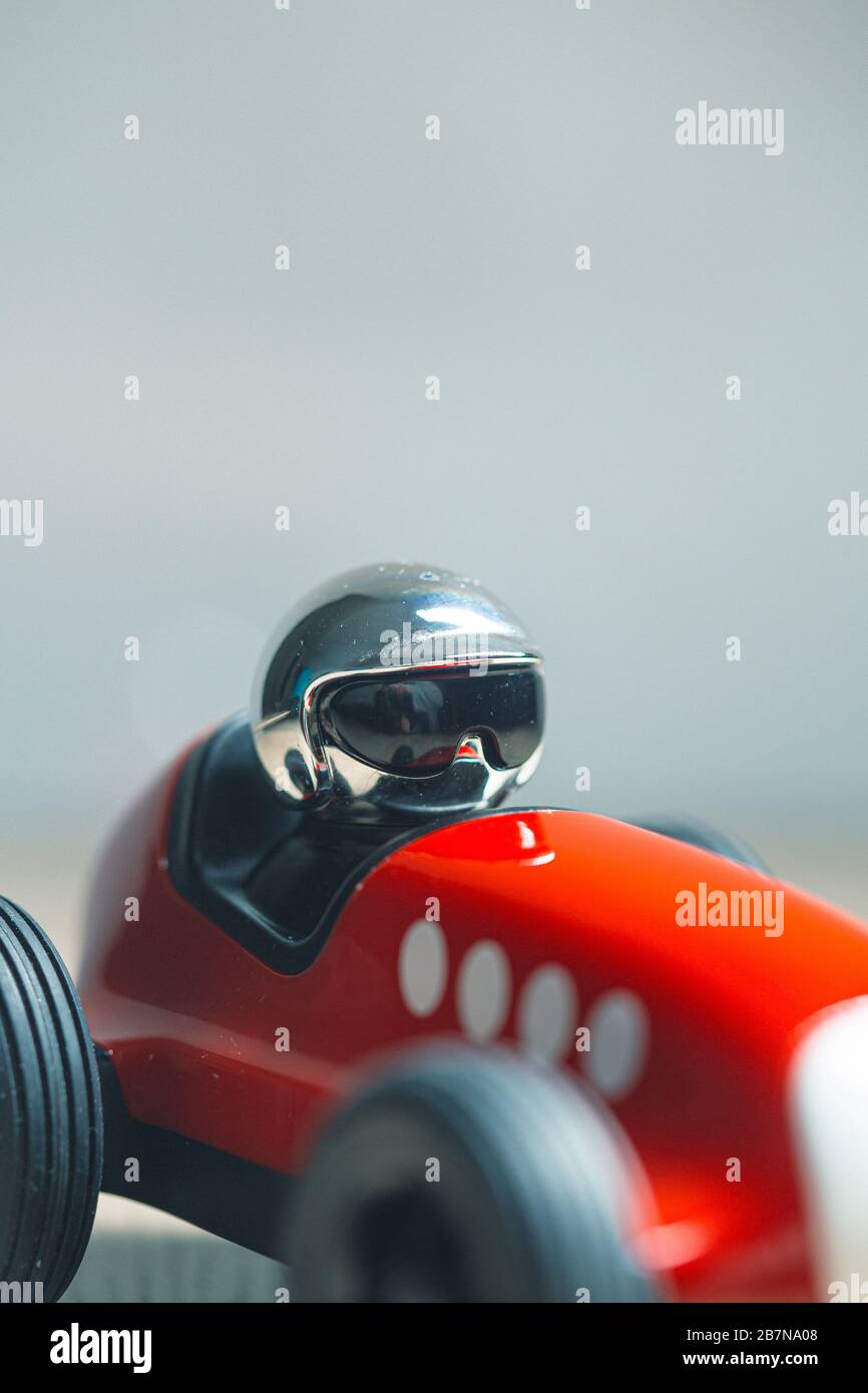 Casco luminoso in argento su un giocattolo rosso vintage auto Foto Stock