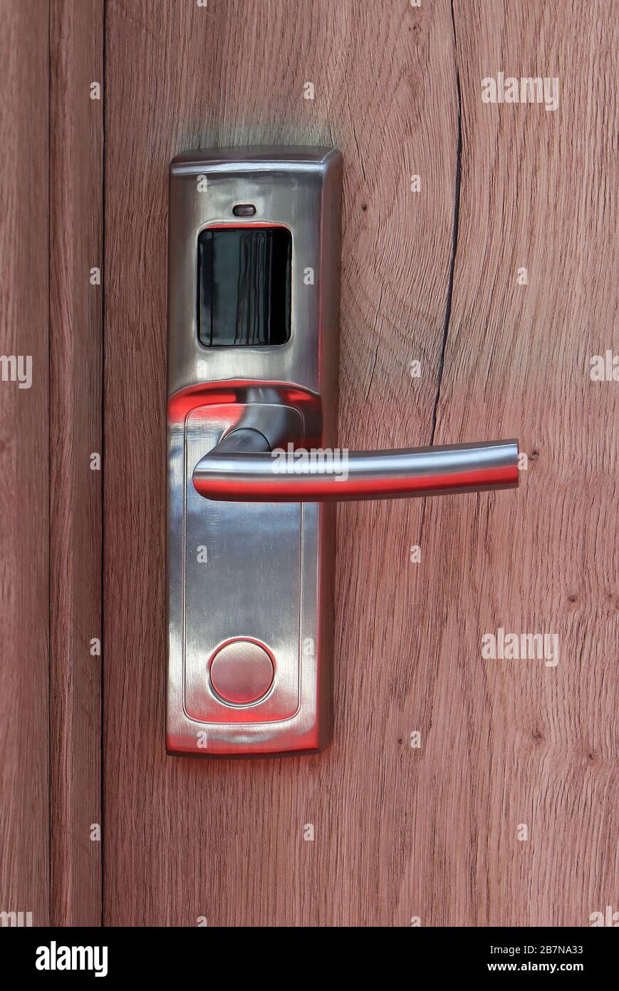 Moderna maniglia della porta sulla porta in legno della camera d'hotel Foto Stock