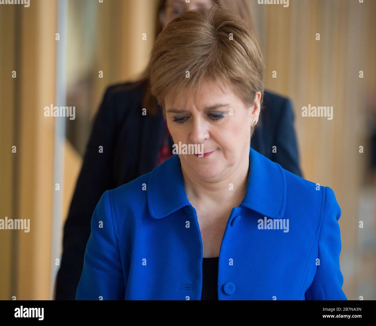 Edimburgo, Regno Unito. 17 Marzo 2020. Nella foto: (In blu), Nicola Sturgeon MSP - primo Ministro della Scozia e leader del partito nazionale scozzese (SNP). Dichiarazione ministeriale: Romanzo coronavirus COVID-19 update Credit: Colin Fisher/Alamy Live News Foto Stock