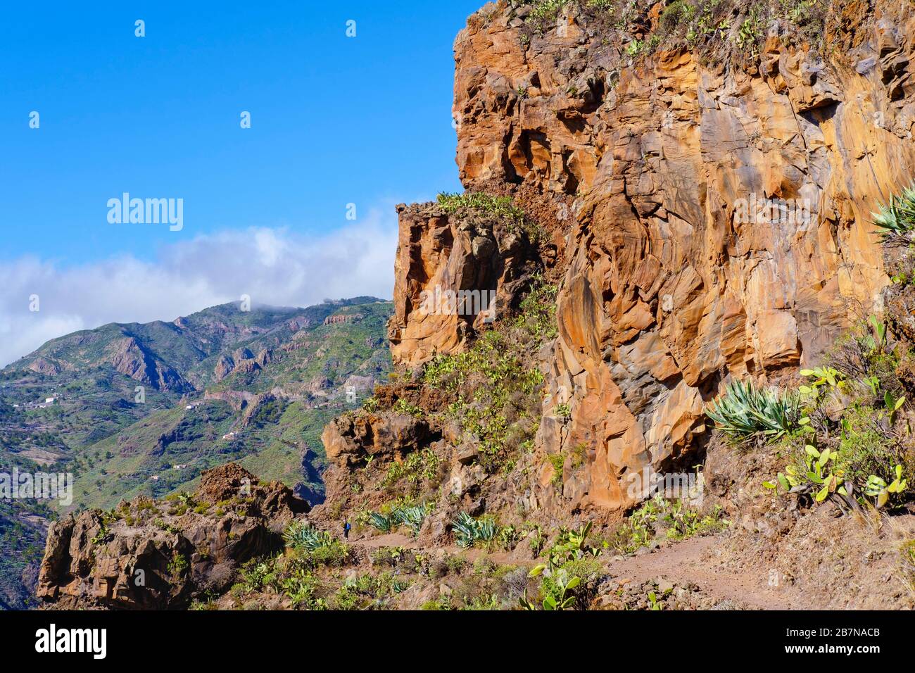 Sentiero escursionistico sotto roccia, Alto de Tacalcuse, vicino a San Sebastian, la Gomera, Isole Canarie, Spagna Foto Stock