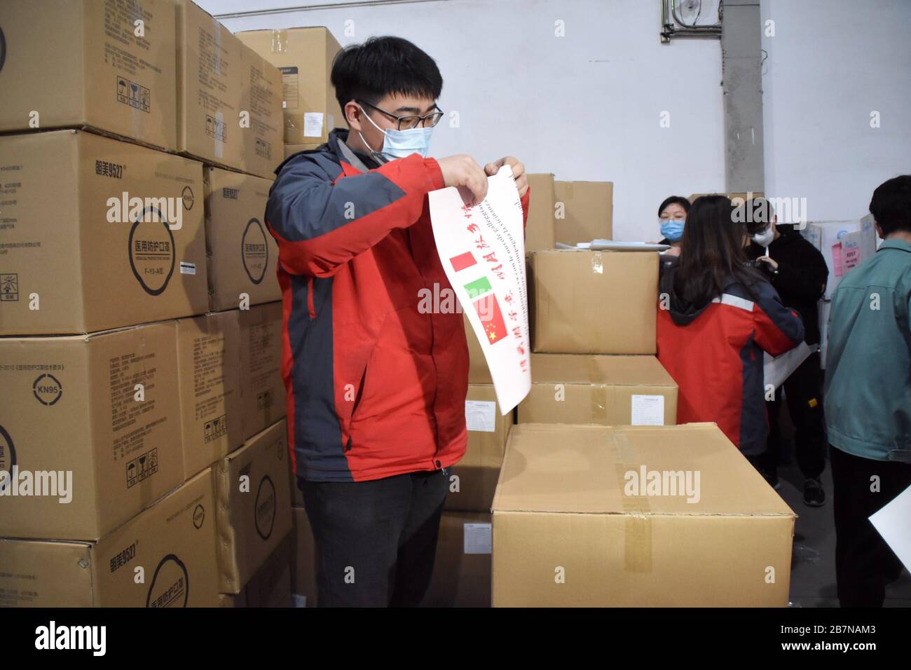 (200317) -- HANGZHOU, 17 marzo 2020 (Xinhua) -- il personale di una società di logistica prepara i materiali medici allevati dalla provincia di Zhejiang per l'Italia in un magazzino a Hangzhou, nella provincia di Zhejiang della Cina orientale, 16 marzo 2020. Un team di 12 esperti medici della provincia di Zhejiang della Cina orientale con nove tonnellate di materiale medico sarà inviato in Italia dal governo cinese per aiutare la lotta anti-coronavirus sulla penisola appenninica. Finora Zhejiang ha inviato in Italia un totale di 35.4 tonnellate di forniture mediche e di farmaci comunemente usati. (Xinhua/Zheng Mengyu) Foto Stock