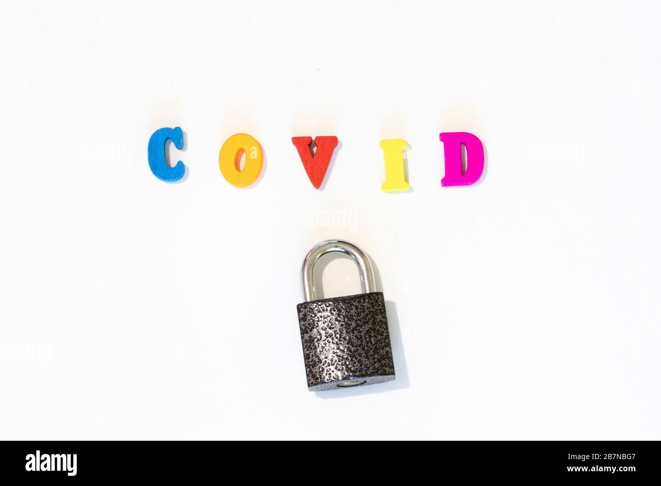 Serratura chiusa con scritta COVID realizzata con letter board. Concetto di paese frontiere chiuse. Il coronavirus è un virus pandemico originario della Cina Foto Stock