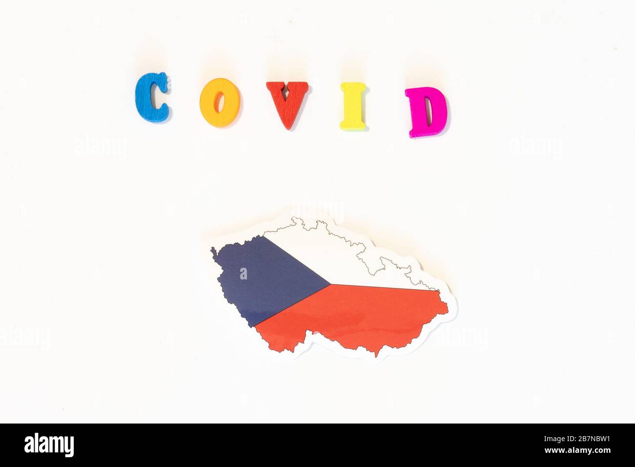 Bandiera nazionale della Repubblica ceca su sfondo bianco con l'iscrizione Covid fatta con bacheca. Il coronavirus è un virus pandemico di origine Foto Stock