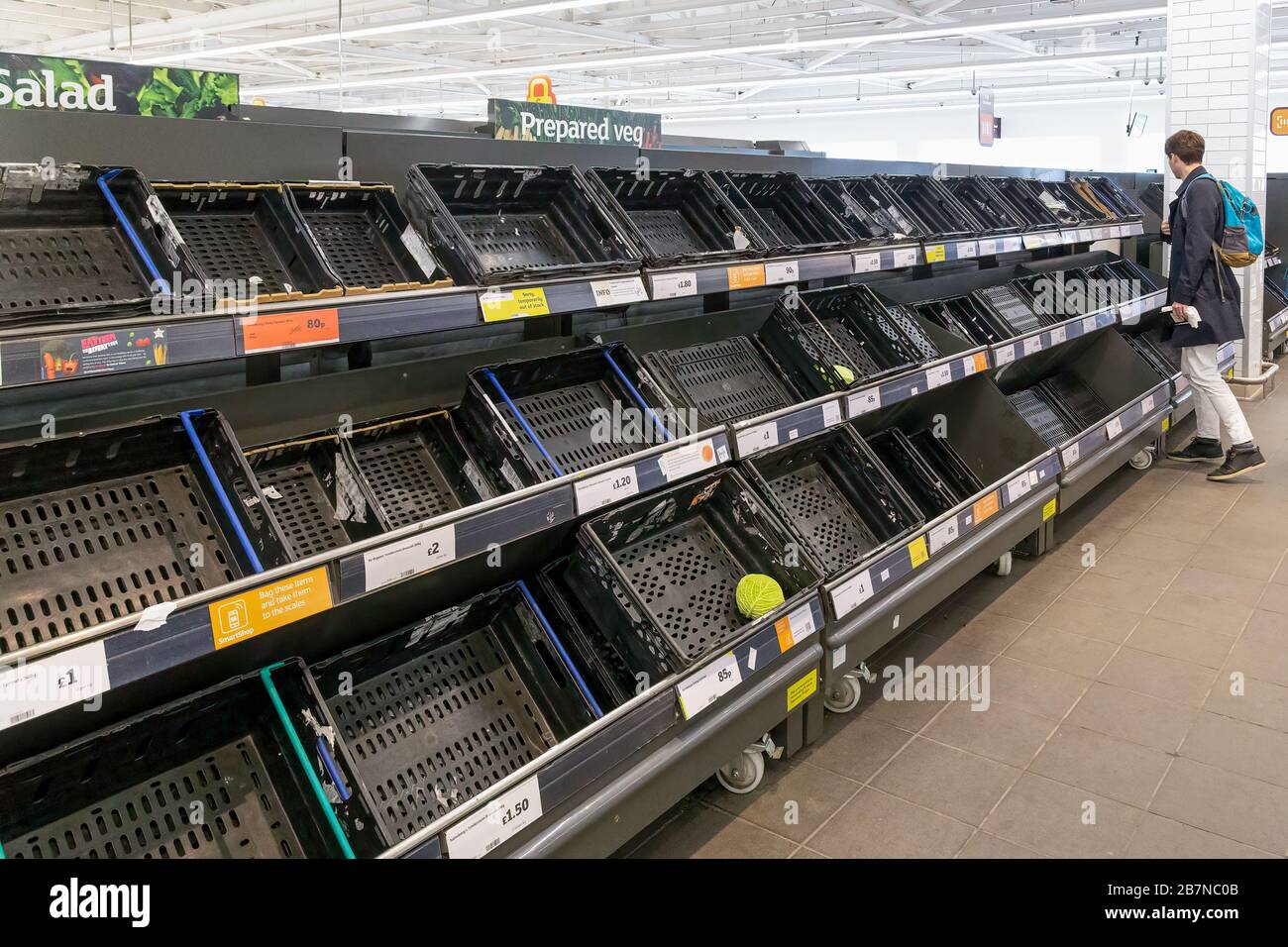 Londra, Inghilterra - Marzo 17 2020: Scaffali vuoti dei supermercati a seguito di Covid-19, Coronavirus, pandemico indotto stoccaggio Foto Stock