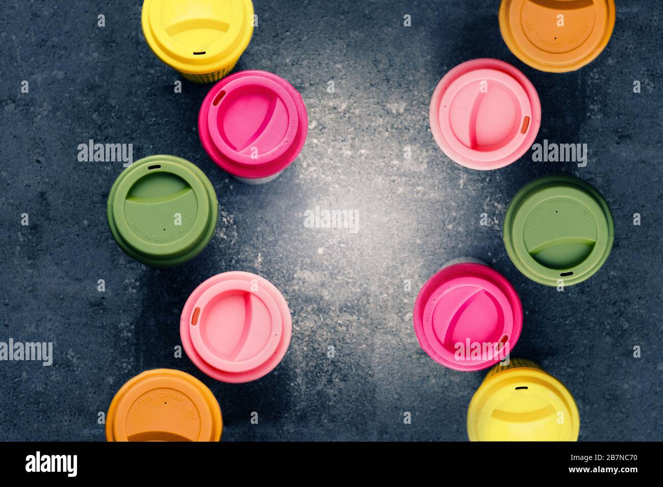 Tazze da tè o caffè riutilizzabili da viaggio in bambù assortite con tappo in silicone. Foto Stock