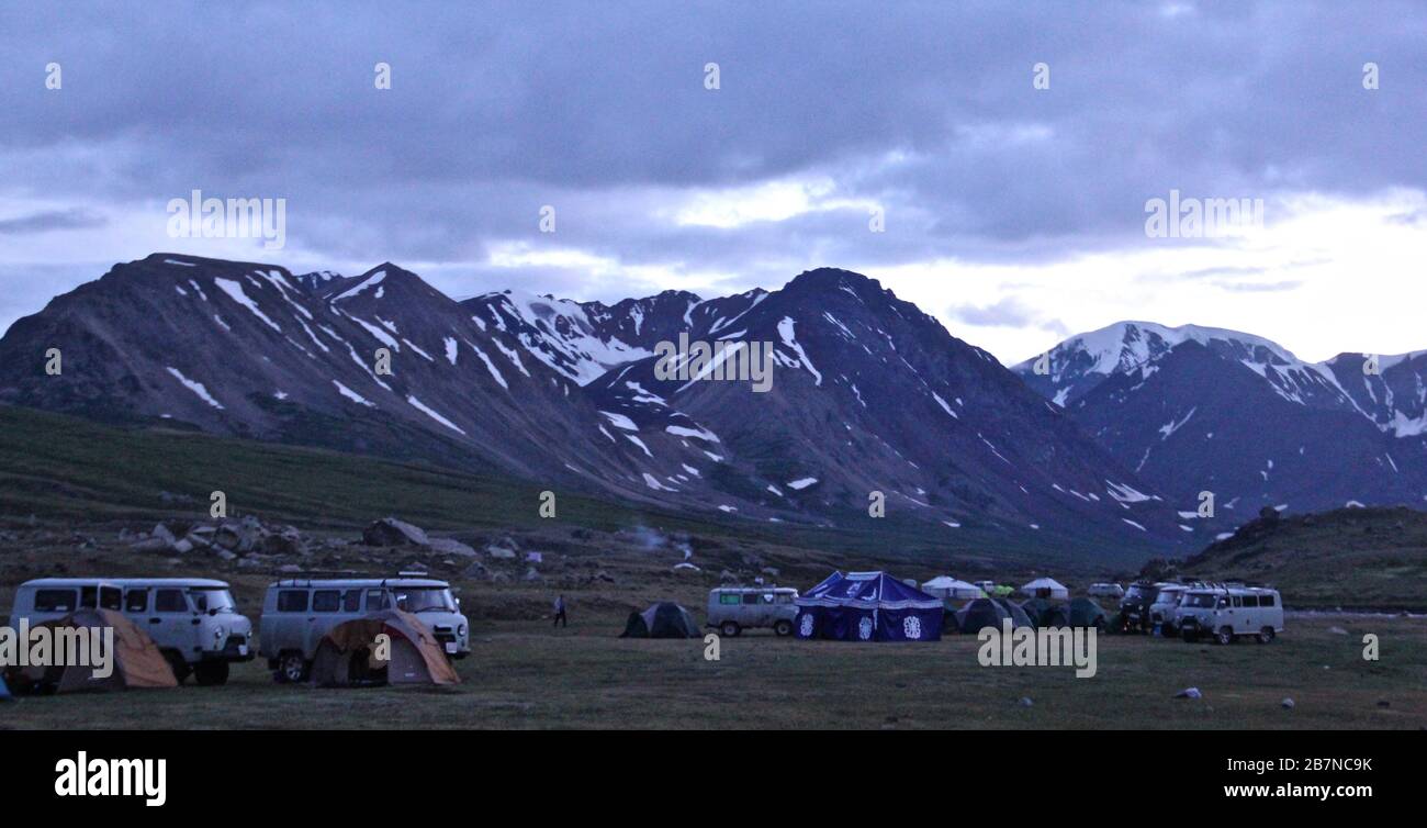 Campeggio in Mongolia con le tende a nord anche attrezzature da campeggio Foto Stock