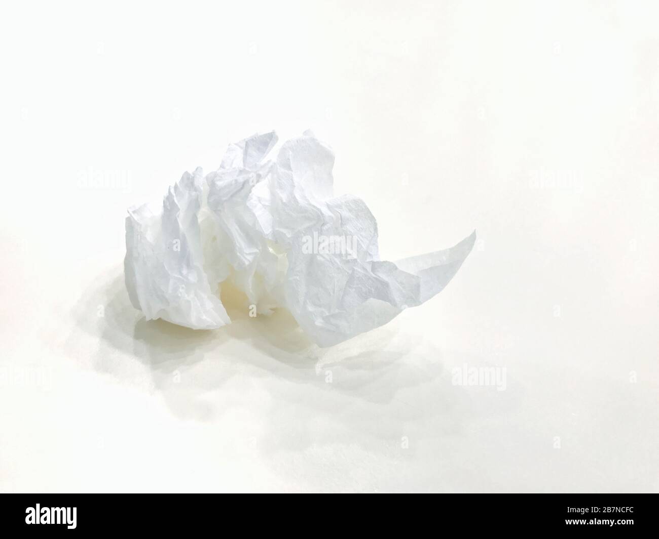 Rifiuti di salviette usate, rotoli di carta igienica usati, sfera di  salviette di carta sporca su sfondo bianco, carta di scarto Foto stock -  Alamy