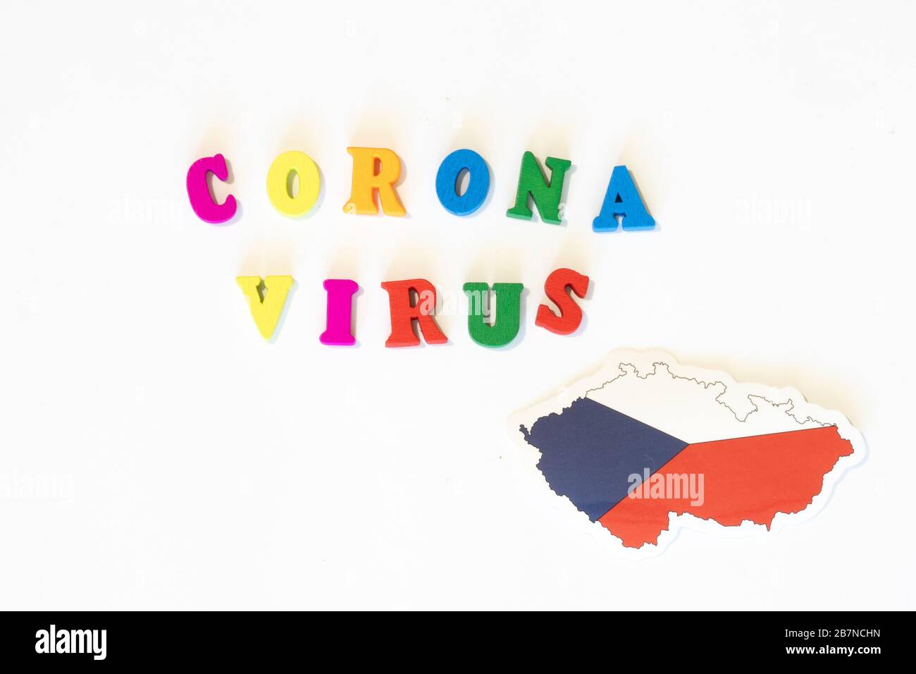 Bandiera nazionale della Repubblica ceca su sfondo bianco con l'iscrizione Corona virus fatta con la bacheca delle lettere. Il coronavirus è un virus pandemico Foto Stock