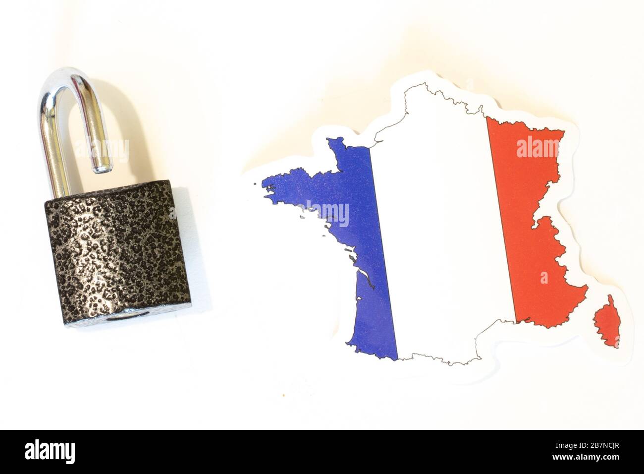 Bandiera nazionale francese con contorno su sfondo bianco con vista dall'alto con lucchetto aperto. Il concetto di apertura dei confini del paese Foto Stock