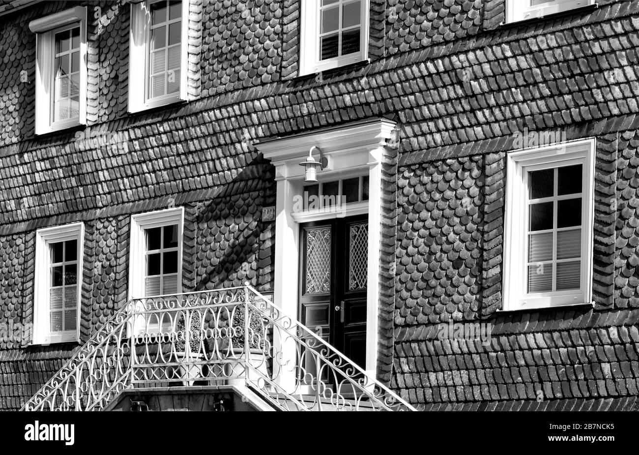 Case rivestite in ardesia, Bad Berleburg, Wittgensteiner Land distretto, Nord Reno-Westfalia, Germania, Europa Foto Stock