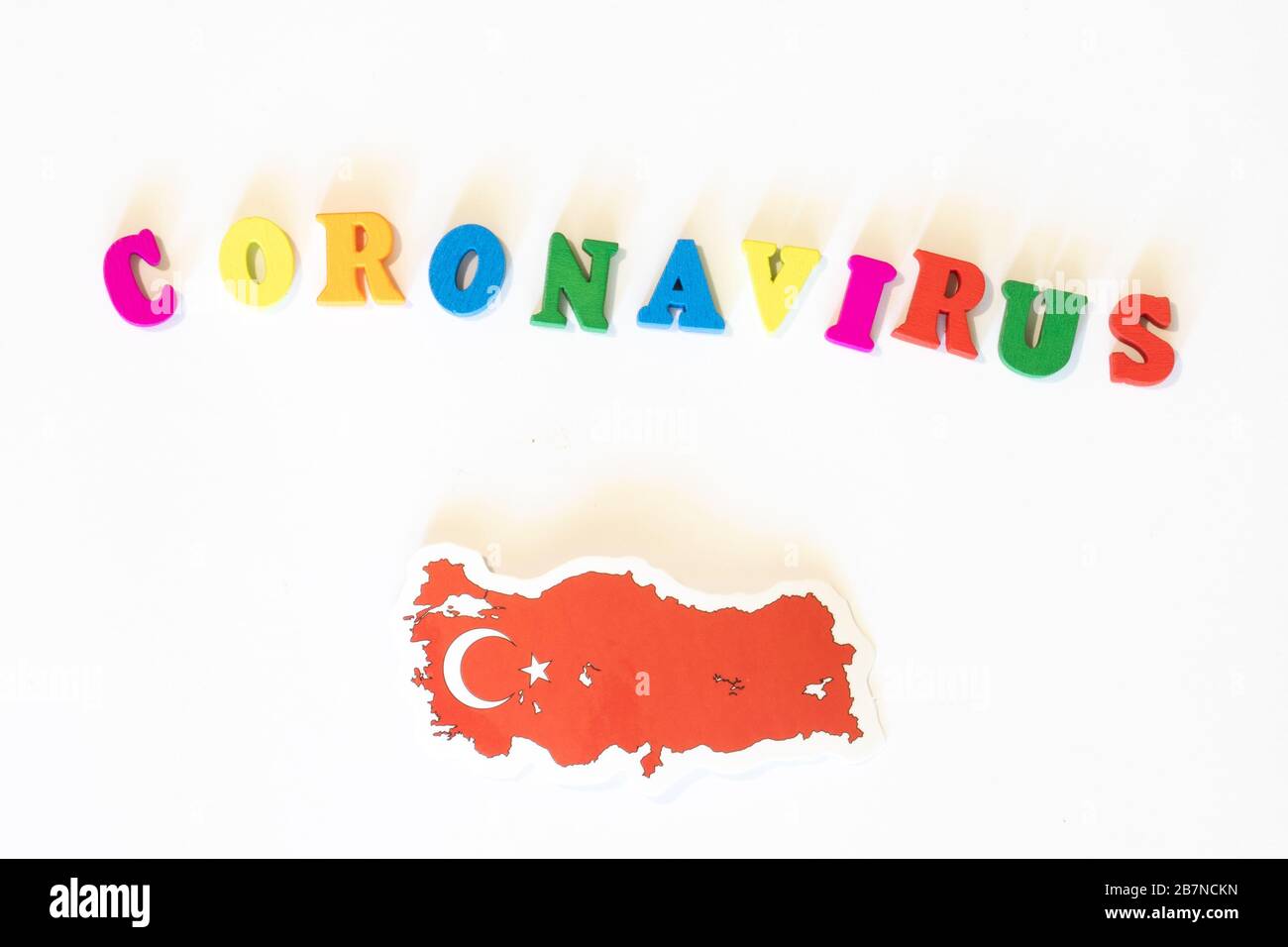 Bandiera della Turchia su sfondo bianco con l'iscrizione Corona virus fatta con bacheca. Il coronavirus è un virus pandemico di origine Foto Stock