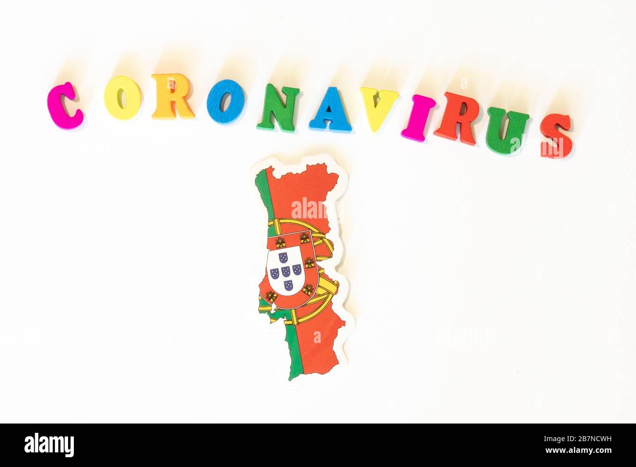 Bandiera nazionale del Portogallo su sfondo bianco con l'iscrizione Corona virus fatta con letter board. Il coronavirus è un virus pandemico di origine Foto Stock