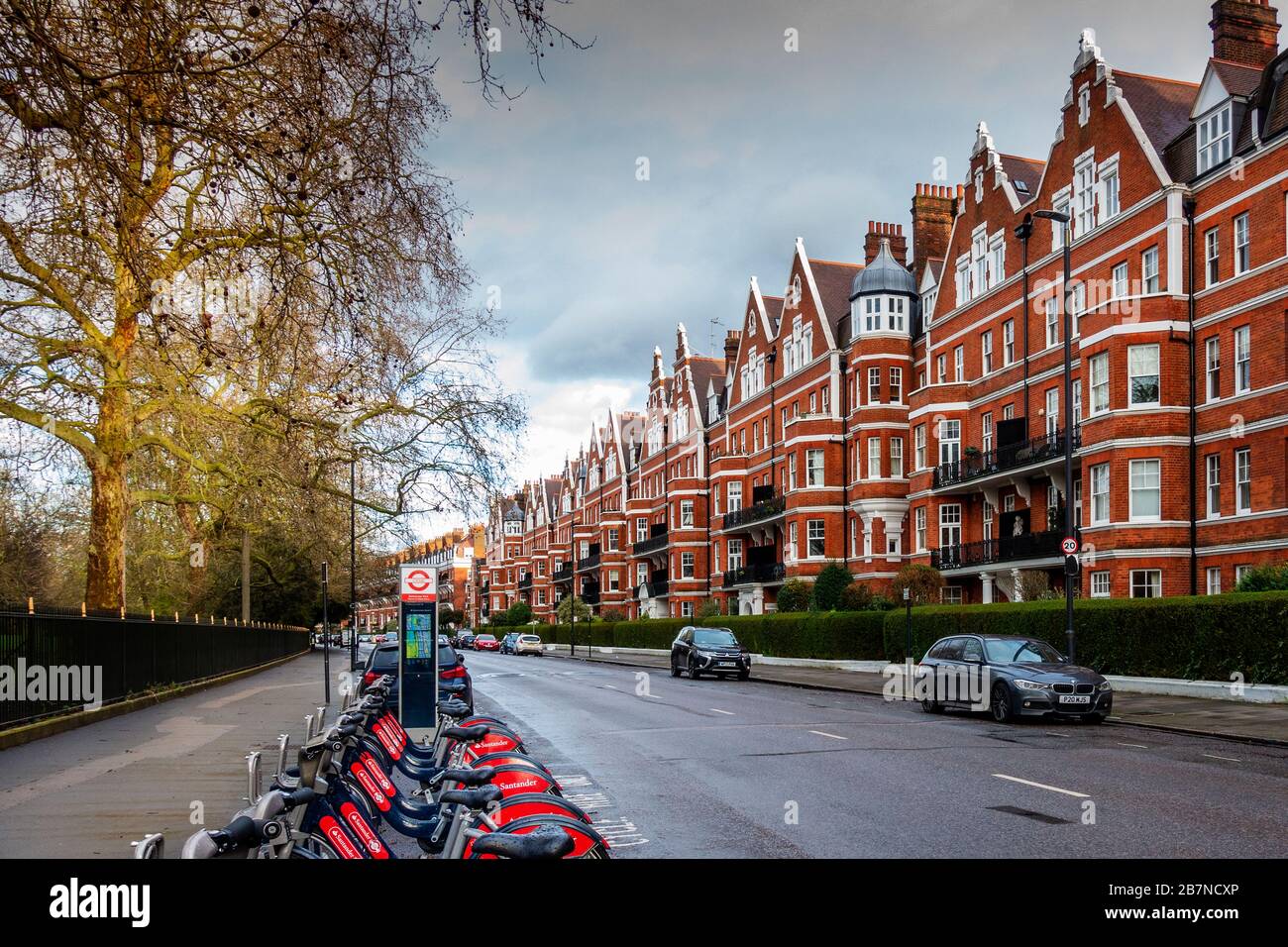 London, Battersea, BattersPrince of Wales Drive. Strade vuote di Edoardiano (primi del Novecento) case a Battersea durante lo scoppio di Covid-19 Foto Stock