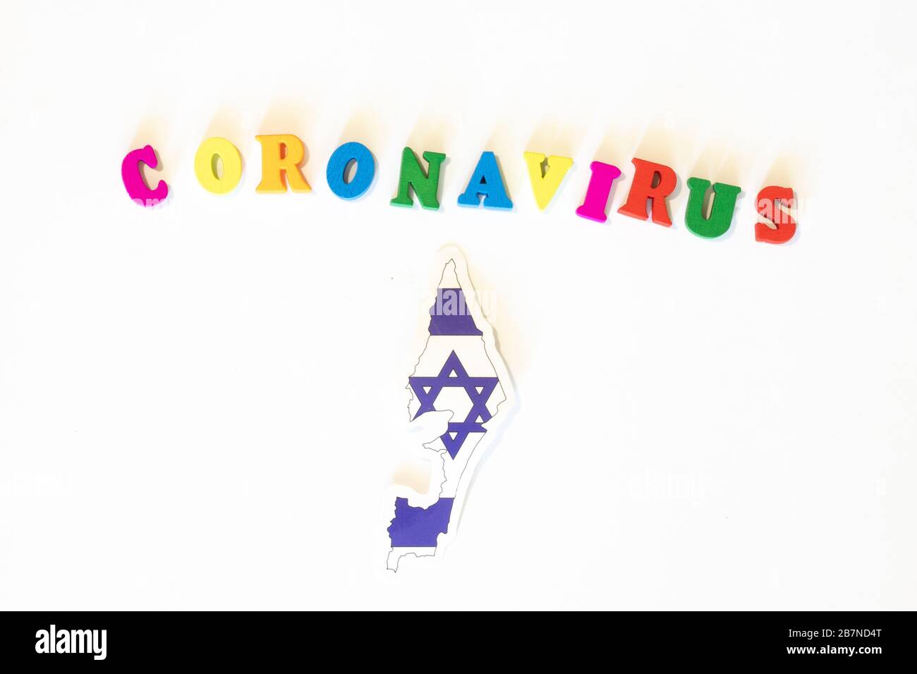 Bandiera di Israele su sfondo bianco con l'iscrizione Corona virus fatta con la bacheca delle lettere. Il coronavirus è un virus pandemico di origine Foto Stock