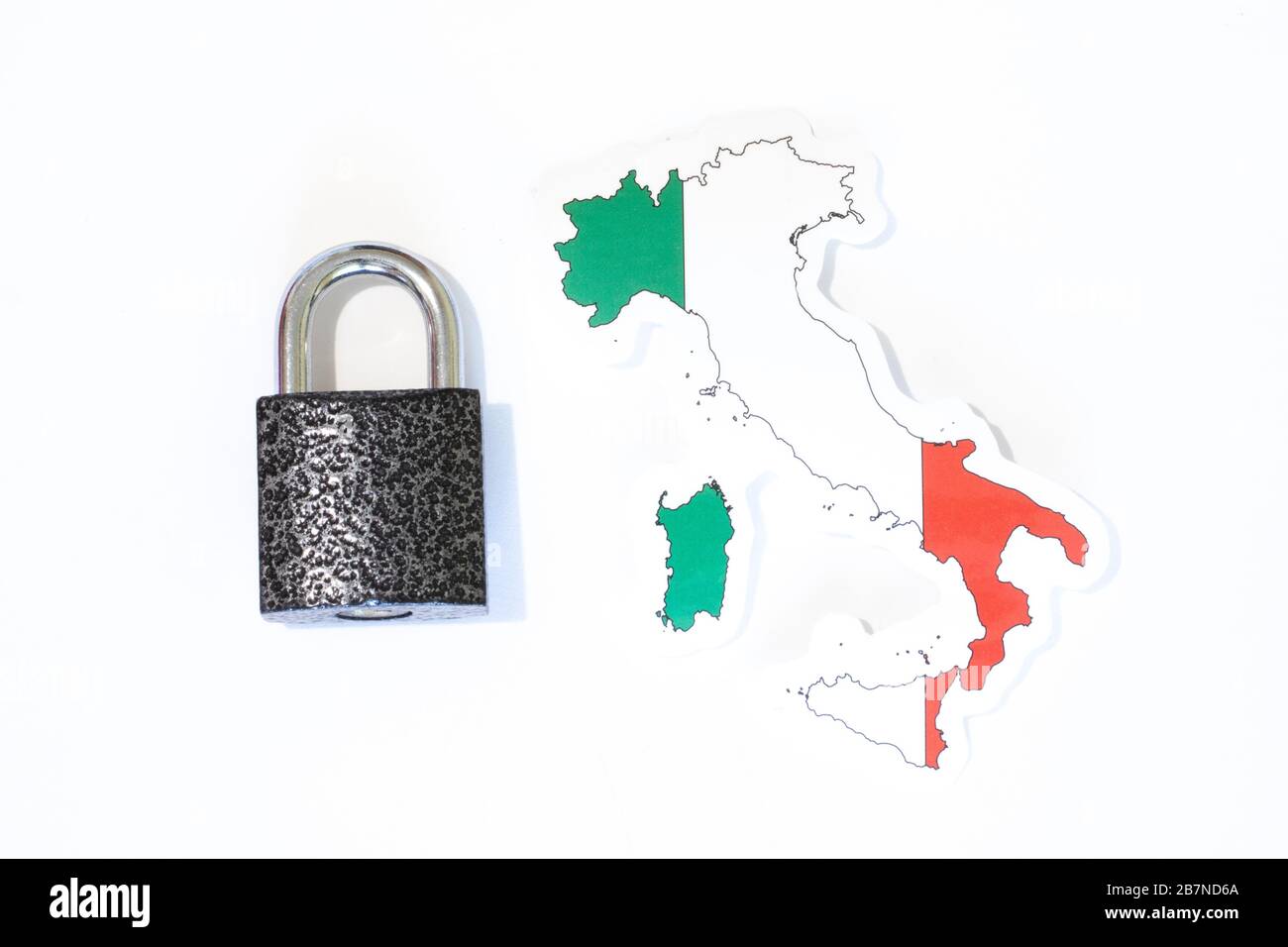 Bandiera nazionale italiana con contorno su sfondo bianco con vista dall'alto chiusa a lucchetto. Il concetto di chiusura delle frontiere del paese. Paese Foto Stock