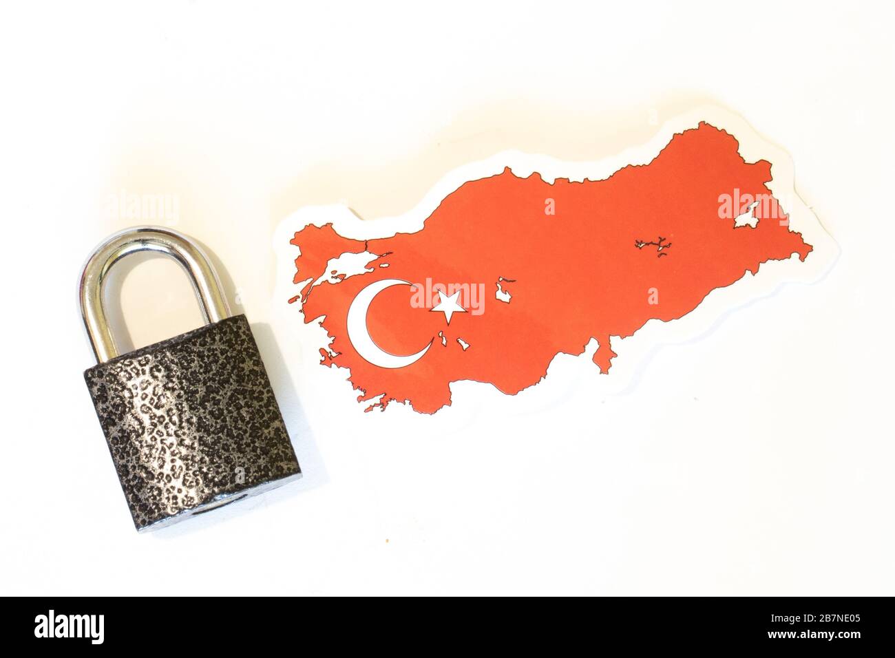Bandiera turca con contorno su sfondo bianco e vista dall'alto chiusa. Il concetto di chiusura delle frontiere del paese. Paese Foto Stock