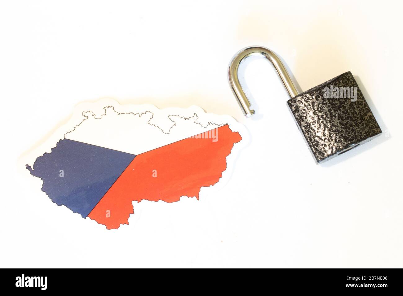 Bandiera della Repubblica Ceca con contorno su sfondo bianco e vista dall'alto con lucchetto aperto. Il concetto di apertura dei confini del paese Foto Stock