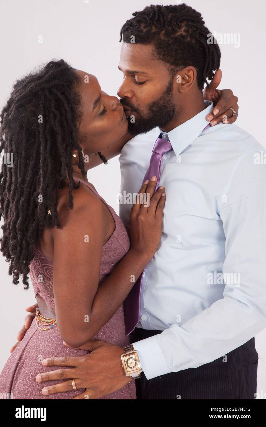 Coppia nera Kissing Foto Stock