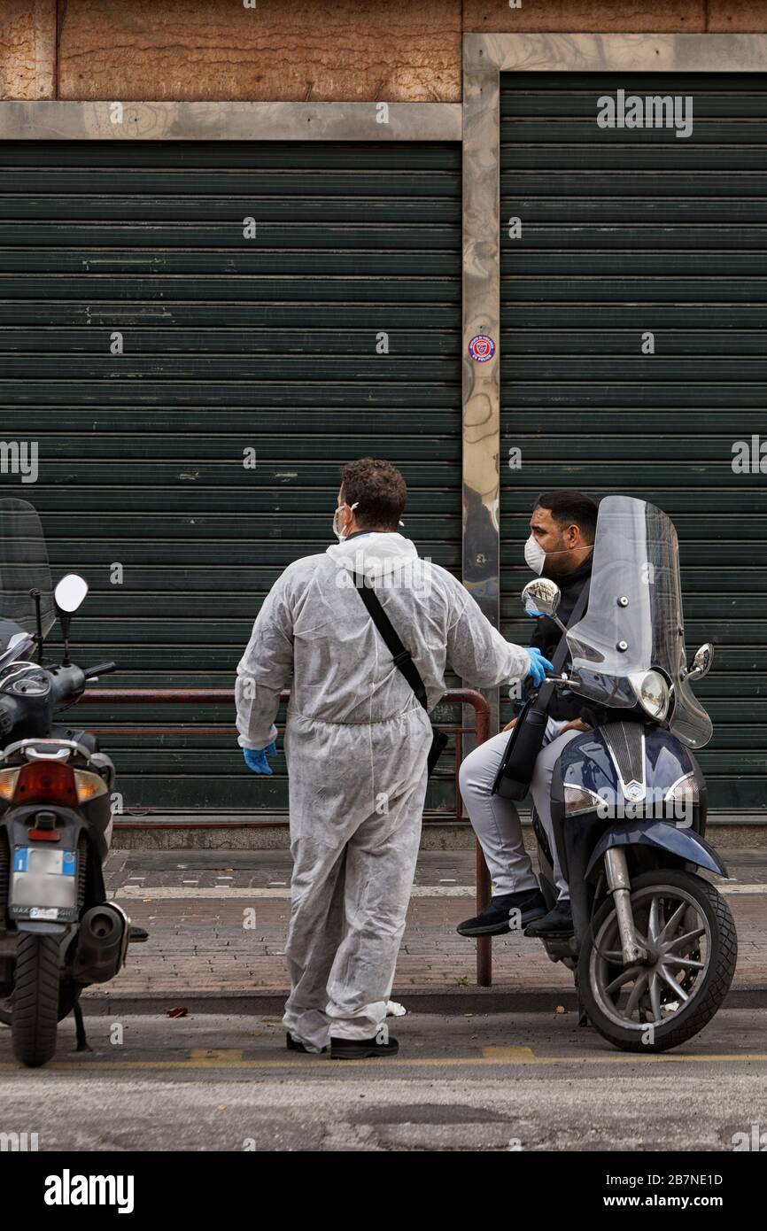 Conversare cittadini per strada durante la pandemia del virus corona a Palermo Foto Stock