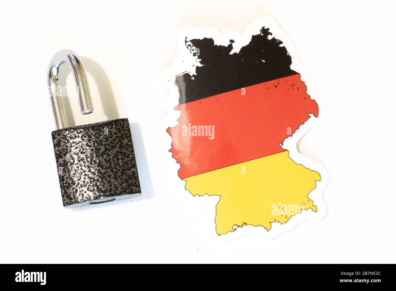 Bandiera della Germania con contorno su sfondo bianco con vista dall'alto con lucchetto aperto. Il concetto di apertura dei confini del paese Foto Stock