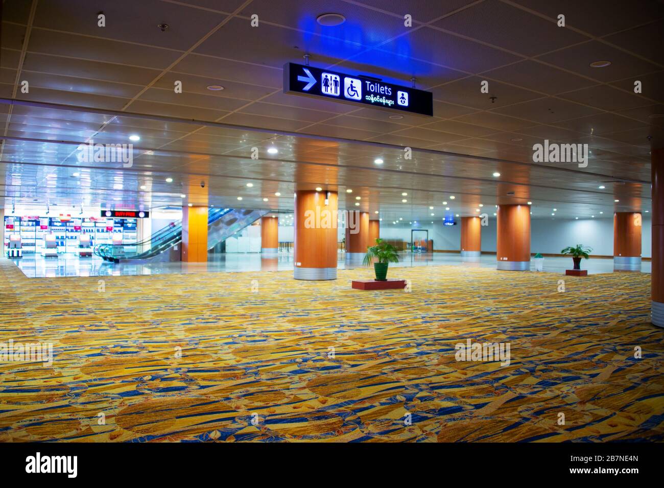 BANGKOK, THAILANDIA - MARZO 13: Terminal vuoto desertato nell'aeroporto di Bangkok a causa dell'epidemia di Coronavirus Foto Stock