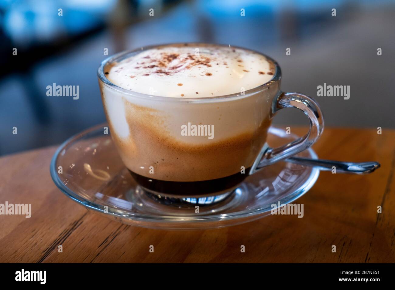 Una tazza di caffè cremoso al tavolo in un ristorante Foto Stock