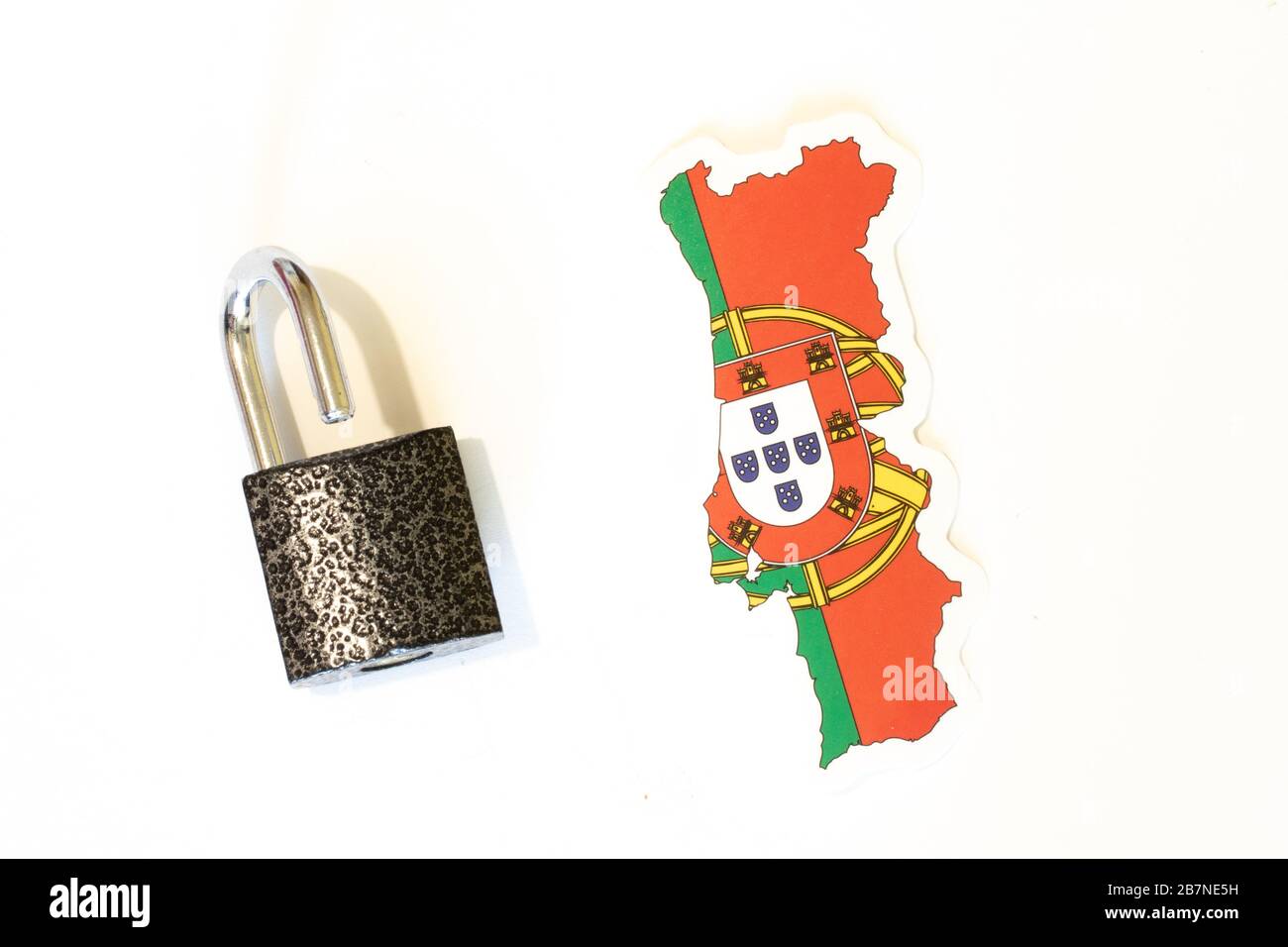 Bandiera nazionale del Portogallo con contorno su sfondo bianco con vista dall'alto con lucchetto aperto. Il concetto di apertura dei confini del paese Foto Stock