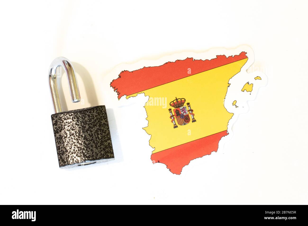Spagna bandiera nazionale con contorno su sfondo bianco con vista dall'alto con lucchetto aperto. Il concetto di apertura dei confini del paese Foto Stock