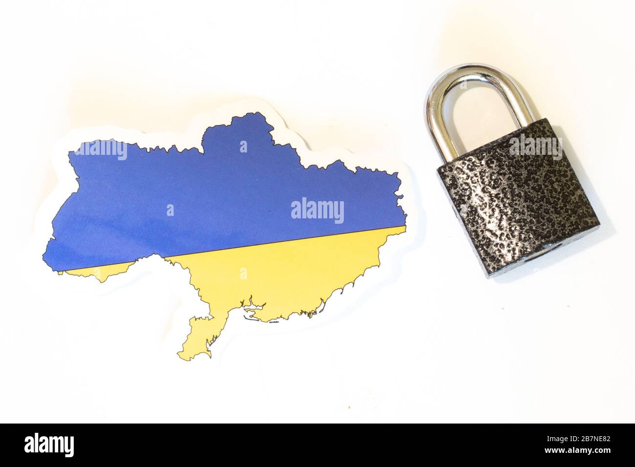 Bandiera nazionale Ucraina con contorno su sfondo bianco e vista dall'alto chiusa. Il concetto di chiusura delle frontiere del paese. Paese Foto Stock