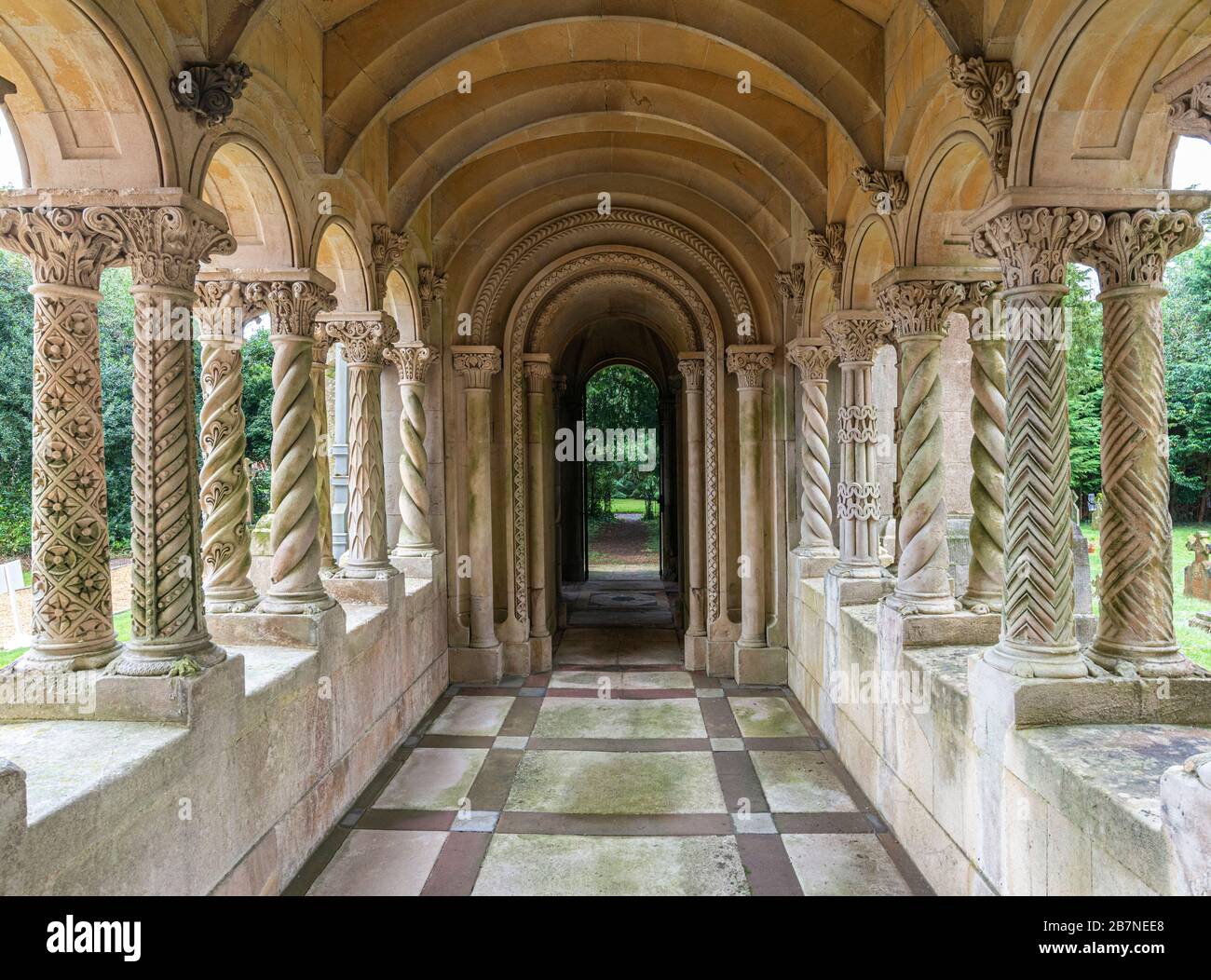 L'esterno colonnato presso la chiesa italiana di Wilton, vicino a Salisbury, Wiltshire. Questa gemma nascosta nel Wiltshire fu costruita da TH Wyatt nel 1840-45. Foto Stock