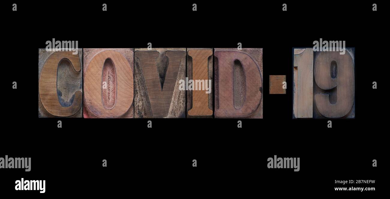 Le lettere del legno della letterpress specificano il nome di un coronavirus che causa una pandemia globale di malattia respiratoria in 2020 Foto Stock