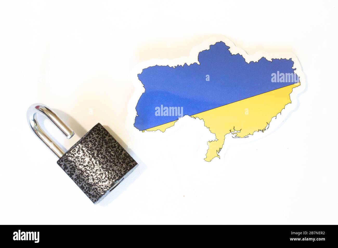 Bandiera nazionale Ucraina con contorno su sfondo bianco con vista dall'alto con lucchetto aperto. Il concetto di apertura dei confini del paese Foto Stock
