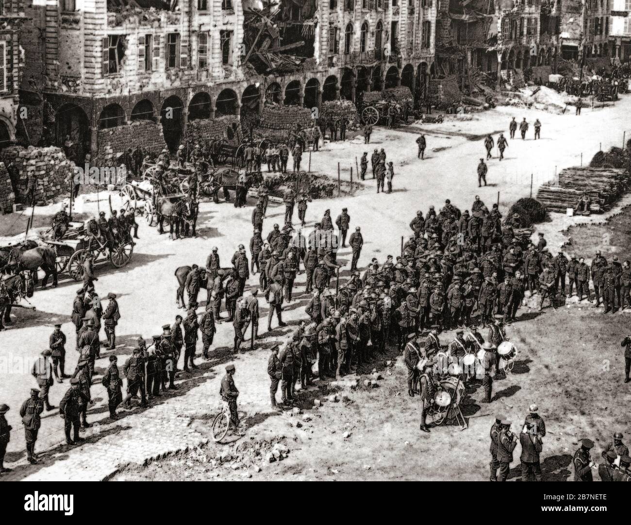 Una banda militare intrattiene un pubblico di truppe nei resti della Grand Place, in Arras, capitale del dipartimento di Pas-de-Calais, Francia. Foto Stock