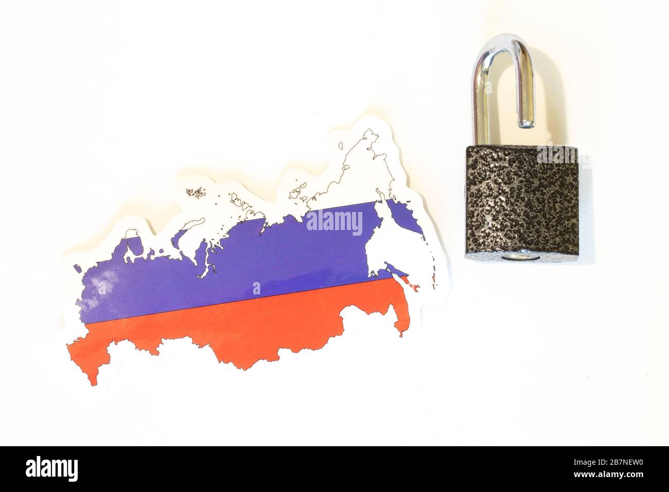 Bandiera nazionale russa con contorno su sfondo bianco con vista dall'alto con lucchetto aperto. Il concetto di apertura dei confini del paese Foto Stock