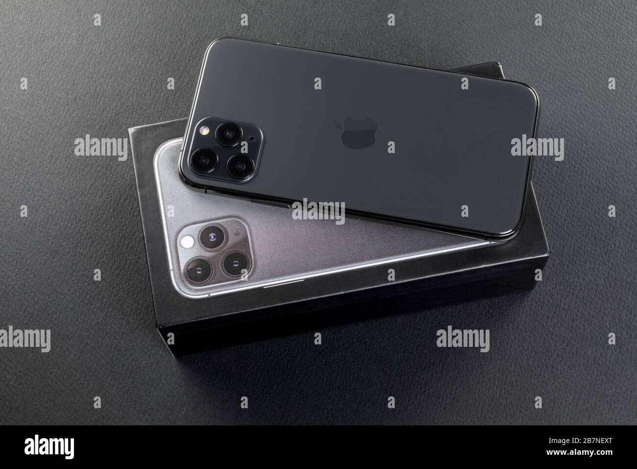 Galati, Romania, 20 febbraio 2020: Nuovo iPhone 11 Pro Max. IPhone 11 Pro è uno smartphone sviluppato da Apple Inc. Space Grey smartphone vista posteriore su b Foto Stock