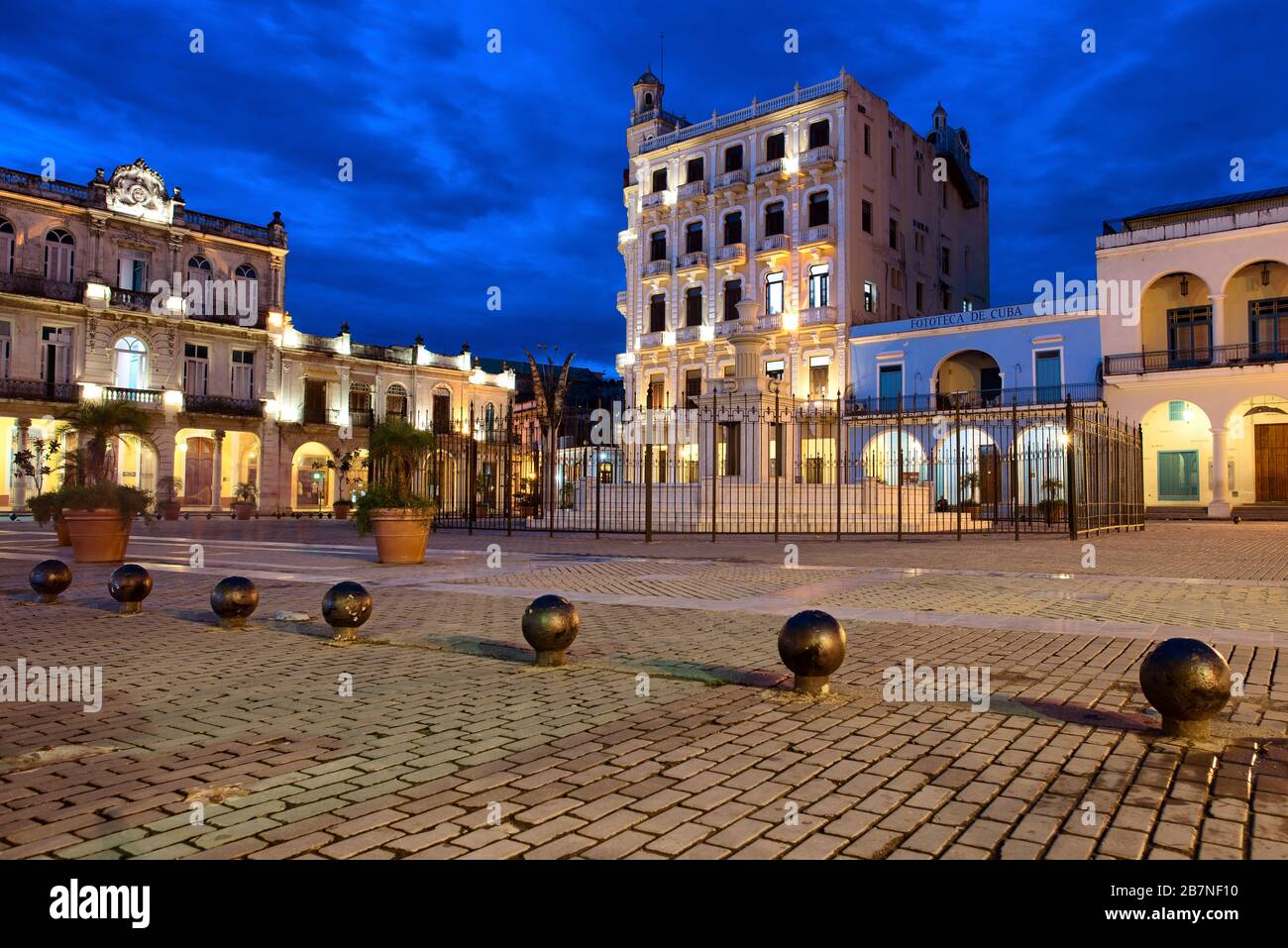 Bella immagine notturna di Plaza Vieja a Cuba Havana Foto Stock