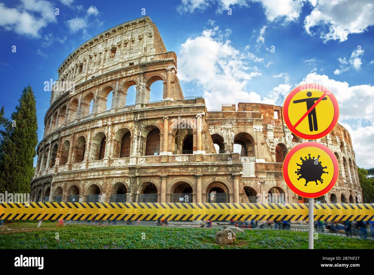 Segnali di avvertimento con la molecola di Coronavirus e incrociati l'uomo sullo sfondo del Colosseo a Roma. Foto Stock