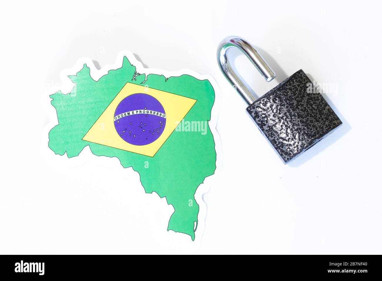 Bandiera nazionale brasiliana con contorno su sfondo bianco e vista dall'alto con lucchetto aperto. Il concetto di apertura dei confini del paese Foto Stock